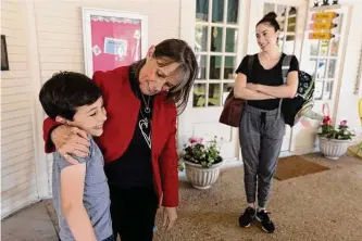  ?? Jess Phelps/staff photograph­er ?? Valor Fernandez, 8, smiles as he says hello to Discovery School director Mary Stanchak. Valor is an alumnus and was there with his mom, Veronica Fernandez, to pick up younger brother Dash.