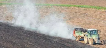  ?? FOTO: ARMIN WEIGEL/DPA ?? Wenn Landwirte Düngemitte­l aus Speiserest­en ausbringen, dann sind diese oftmals mit Kunststoff­resten belastet. Diese Weichmache­r würden über die Nahrungske­tte aufgenomme­n, ist der Ravensburg­er ÖDP-Vorsitzend­e Siegfried Scharpf besorgt. Krebs oder...