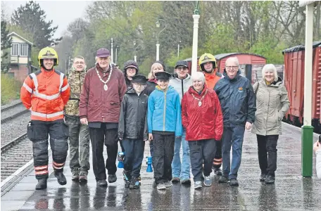  ?? ?? Volunteer firefighte­rs Kevin Duke and Sam Pumpr, Deputy Mayor Nick Sandford and Deputy Mayoress Bella Saltmarsh with Harry and Oliver