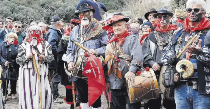  ?? JORGE ARMESTAR ?? Carnaval en Las Hurdes Al son de la gaita y el tamboril se disfruta de esta festividad hurdana en Cambrón. ▷