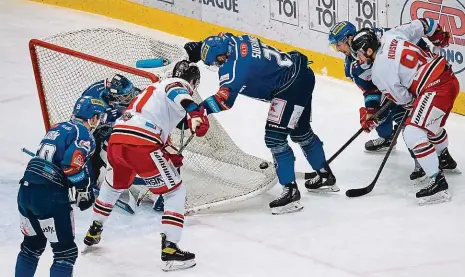  ?? Foto: Petr Bílek, MAFRA ?? Důležité body pro Kladno Rytíři (v modrém) porazili Olomouc 2:0 a vzdálili se poslednímu Zlínu na šest bodů.