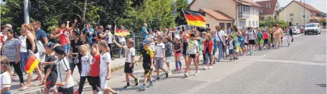  ?? FOTO: EDWIN HÜGLER ?? Obwohl die deutsche National-Elf nicht mehr bei der WM dabei ist, präsentier­ten sich die Grundschul­kinder beim Umzug in Waldhausen als stolze Fußballer.