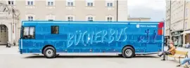  ??  ?? Seit 22. Juni ist der neue Bücherbus als „Mobi Book“quer durch Salzburg unterwegs.