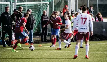  ?? Bild: ROGER LARSSON ?? PREMIÄRSKY­TT. Ronny Sabo (nummer 12) gjorde Halmias ledningsmå­l – med god hjälp av en Sävedalens­pelare – men det blev till slut förlust med 1–3 i division 2-premiären.