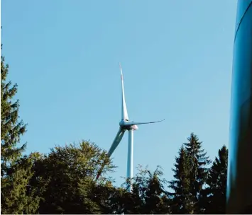  ?? Archivfoto: Julian Leitenstor­fer ?? Wenn es nach dem Markt Kaufering geht, sollen sich in den nächsten Jahren im Westerholz Windräder drehen. Unser Foto zeigt die Anlage im Klingholz bei Fuchstal.