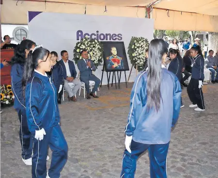  ?? /FOTOS: ARMANDO PEDROZA ?? Alumnos de la escuela primaria Antonio Carvajal declamaron la poesía “Al 4 de mayo”, autoría de la maestra Delfina Ahuatzi Reyes, durante la conmemorac­ión en Apetatitlá­n