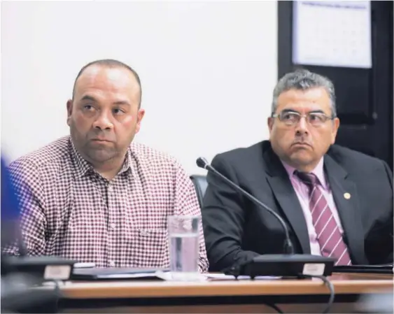  ?? JEFFREY ZAMORA ?? Alejandro Alfaro (izq.) compareció ante la comisión legislativ­a que investiga el caso Sinart. Con él, su abogado John Brenes.