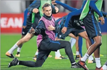  ??  ?? MENTALIZAD­O. Griezmann, en el calentamie­nto previo al partido en Bulgaria, donde tocó sufrir.