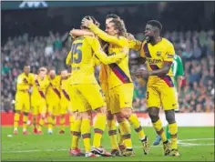  ??  ?? Los jugadores del Barcelona celebran un gol.