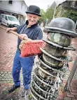  ?? RP-ARCHIVFOTO: RM- ?? Emil Droesser reinigt den Bibi-Brunnen.