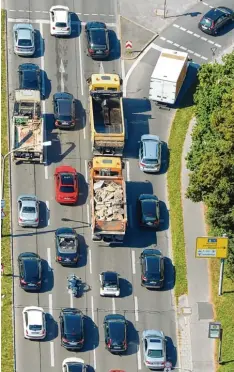  ?? Archivfoto: Ulrich Wagner ?? In Augsburg wird der Grenzwert für Stickstoff­dioxid in der Innenstadt um zehn Pro zent überstiege­n. Die Stadt möchte das Problem ohne Fahrverbot in den Griff bekom men.