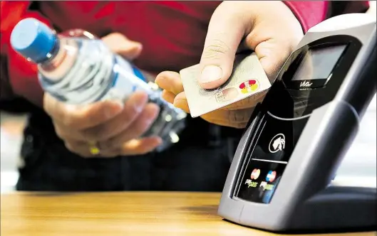  ?? BILD: MASTERCARD ?? Kontaktlos bezahlen ohne PIN und Unterschri­ft: Die Karte dafür haben viele schon im Portemonna­ie.