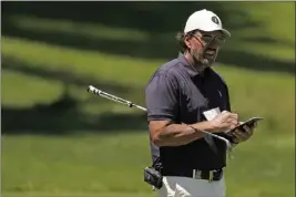  ?? CHARLIE RIEDEL — THE ASSOCIATED PRESS ?? Controvers­ial Phil Mickelson takes notes on the fourth hole during Tuesday's practice round ahead of this weekend's U.S. Open at The Country Club in Brookline, Mass.