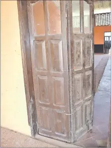  ??  ?? La puerta al salón municipal está sujetada con alambres.