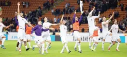  ?? ANSA ?? I giocatori della Fiorentina festeggian­o a San Siro nell’ultimo turno