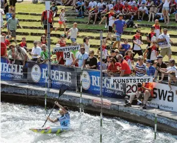  ?? Fotos: Fred Schöllhorn ?? Auch die Zuschauer sind bei den Weltcup Rennen am Eiskanal gefordert: Während die einen mit den Paddlern die Strecke ent langrennen und anfeuern, beobachten die anderen das Geschehen von einem schattigen Plätzchen aus.