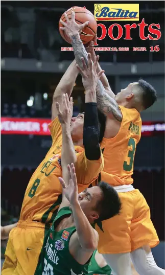  ?? RIO DELUVIO ?? PABITIN! Unahan sa rebound ang mga players ng Far Eastern University at La Salle sa maaksiyong tagpo ng kanilang laro sa opening match ng UAAP Season 81 men’s basketball tournament. Naitala ng Tamaraws ang upset, 68-61, nitong Sabado sa MOA Arena.