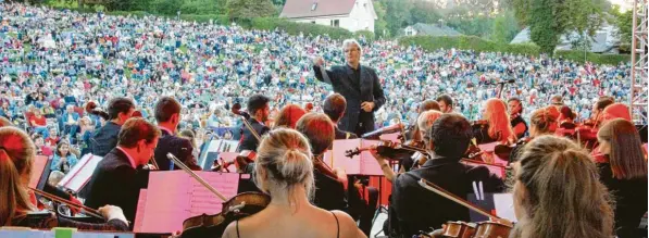  ?? Fotos: Franz Issing ?? Wo lässt es sich schöner picknicken als auf der Schwabenwi­ese, wenn dazu „Frisch gestrichen“die passende Musik liefert?