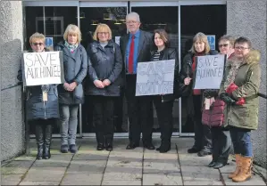  ?? AA08_Aunchinlee protest_01 ?? Left to right: Hilary Rankin, Louise McLean, Marianne Paterson, Michael Russell MSP, Rhona Kelly, Eva Graham, Elizabeth McMillan and Margaret Anderson protest to save Auchinlee.