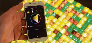  ?? Fotos: Bernhard Weizenegge­r ?? Die „Volatiles“werden über eine Smartphone App gesteuert. Mit ihr kann man Farbe, Leuchtkraf­t und Wärme des Lichts exakt einstellen.