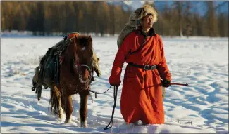  ??  ?? The documentar­y The Horse Tamer, which won the grand prize at the 2021 Vancouver Internatio­nal Mountain Film Festival, follows a horseman chasing thieves across Mongolia.