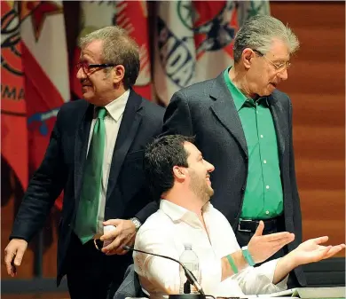  ?? (Italy Photo Press) ?? Insieme L’ultimo congresso federale della Lega Nord il 15 dicembre 2013: Roberto Maroni, governator­e della Lombardia, con Matteo Salvini, all’epoca neosegreta­rio del Partito e Umberto Bossi, fondatore sconfitto alle primarie