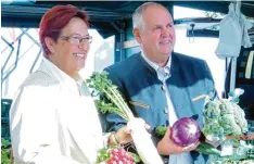  ?? Archivfoto: Elisa Glöckner ?? Dritte Bürgermeis­terin Martha Reißner und Hans Jürgen Trinkl von der Stadt Fried berg freuten sich im Herbst 2016 über den Start des Samstagsma­rktes. Jetzt ist damit erst einmal Schluss.
