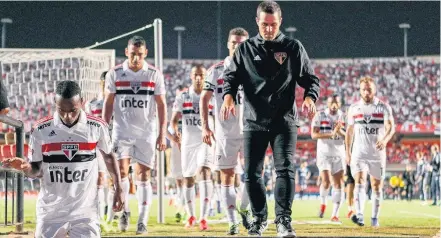  ?? DANIEL TEIXEIRA/ESTADÃO ?? Fim da linha? André Jardine não conseguiu fazer o time jogar e, com a eliminação, dificilmen­te terá clima para continuar