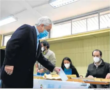  ?? PRESIDENCI­A DE CHILE ?? Sebastián Piñera, presidente chileno, ejerciendo ayer su derecho al voto.