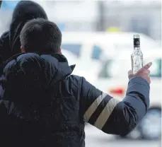  ?? SYMBOLFOTO: DANIEL REINHARDT ?? Alkohol und Drogen sorgen derzeit am Ravensburg­er Bahnhof für Probleme.