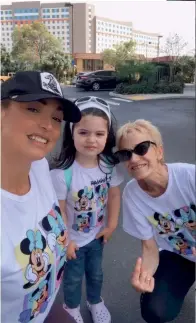  ??  ?? Momento feliz
Andrea visitó junto a su mamá y su hija algunos parques de Universal Studios en Disney y disfrutaro­n de
tres días mágicos.