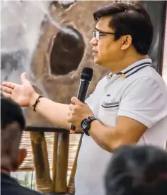  ??  ?? Pat Andrew Barrientos of the Agricultur­al Training Institute (ATI) in Mimaropa enjoined private investors to come up with more farm schools and learning sites during the recent Summit on Schools for Practical Agricultur­e at the Yamang Bukid Farm in Puerto Princesa.