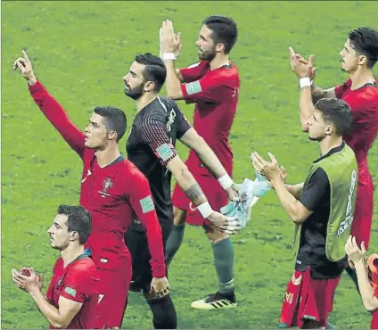  ?? FOTO: EFE ?? Cristiano Ronaldo, con sus compañeros, aplaudiend­o a los aficionado­s portuguese­s a la conclusión del partido ante España