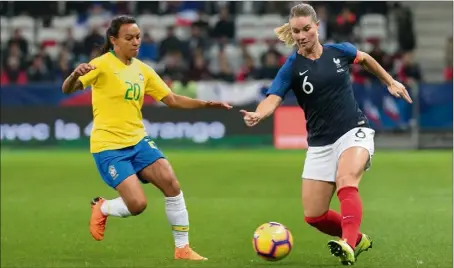  ?? (Photos Franck Fernandes et C.R.) ?? Amandine Henry et les Bleues avaient parfaiteme­nt pris leurs marques à Nice, le  novembre dernier, en battant une Allianz Riviera où elles disputeron­t leur deuxième match de poule cet été. le Brésil (-) dans