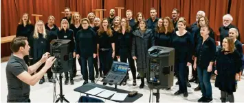  ?? Foto: Andreas Lode ?? Der Gospelchor Aystetten probt mit Chorleiter Frieder Morgenster­n eifrig für einen Auftritt bei der Queen-Show in Fischach.