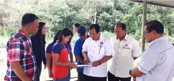  ??  ?? Dr Jerip (third right) with Ranum (second right) discussing with JKR officer on the upgrading works for Kpg Misaan community hall.