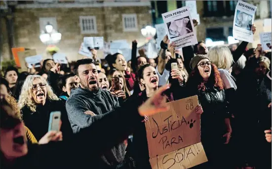  ?? PAU BARRENA / AFP ?? Multitudin­aria. La protesta por la perra que mató de un disparo un policía congregó a 3.500 personas el sábado