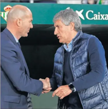  ??  ?? DERROTADO. Setién saluda a Zidane antes del Betis-Real Madrid.