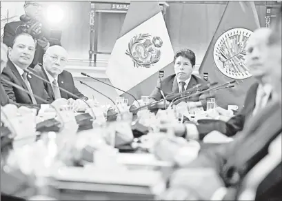  ?? ?? ▲ El presidente de Perú, Pedro Castillo, reunido ayer con la misión de alto nivel de la OEA, en Lima. Foto Europa Press