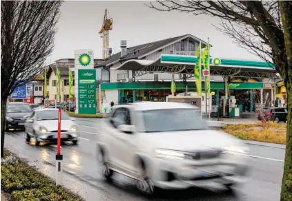  ?? BILD: SN/ROBERT RATZER ?? Bürgermeis­ter Stein des Anstoßes: Die BP-Tankstelle des Mineralölh­ändlers Leikermose­r an der B1 in Wals.