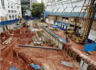  ?? Robson Ventura/folhapress ?? Máquinas trabalham nas obras do teatro Cultura Artística, na Consolação, na região central, incendiado há dez anos; reconstruç­ão custará R$ 100 milhões