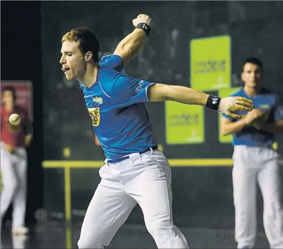  ?? FOTO: GARI GARAIALDE ?? Aspirantes claros
Iñaki Artola golpea con furia la pelota el pasado viernes en Hendaia ante la atenta mirada de su compañero Ander Imaz