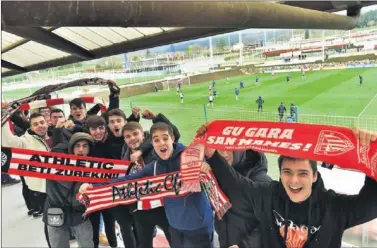  ??  ?? Aficionado­s rojiblanco­s, durante la sesión de ayer en Lezama, pasada por agua.