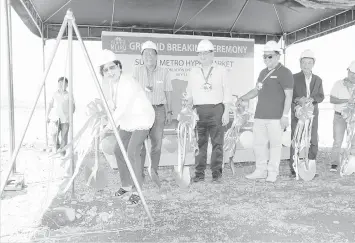  ?? CONTRIBUTE­D PHOTO ?? Mayor Carmen L. Cari of Baybay City leads the groundbrea­king of the Super Metro Hypermarke­t in a simple ceremony last July 31. With her are Metro Retail Stores Group President and Chief Operating Officer (COO) Arthur Emmanuel, Vice President-Head of...