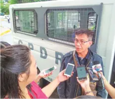  ??  ?? CPDRC assistant warden Audesti Miguel talks to reporters after Cebu Governor Hilario Davide III restored the inmates' visitation privileges.