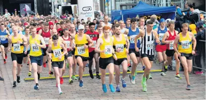  ??  ?? And they’re off!
Last year’s Paisley 10k attracted thousands of runners to the town centre