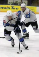  ?? DAVID CROMPTON/The Okanagan Weekend ?? Forward Darwin Lakoduk carries the puck in his Penticton Vees debut against the Salmon Arm Silverback­s Friday at the SOEC.