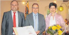  ??  ?? Für herausrage­nde Verdienste auf dem Gebiet des Sports gab’s den SportEhren­brief der Stadt. Bei der Verleihung (von links): Bürgermeis­ter Gerd Dannenmann, Karl-Otto und Gabi Reiter.