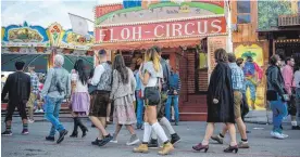  ??  ?? Der Flohzirkus Birk gastiert seit 70 Jahren auf dem Münchner Oktoberfes­t.