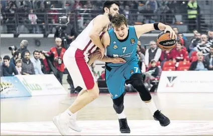  ?? FOTO: EFE ?? Luka Doncic intenta superar a Kostas Papanikola­ou. El joven base esloveno jugó un partido soberbio pero no bastó al Real madrid